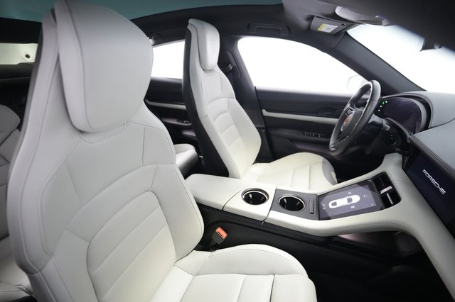 2022 Porsche Taycan — photo 18 of 22