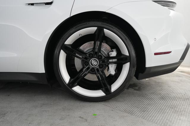 2022 Porsche Taycan — photo 7 of 22