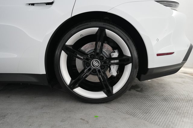 2022 Porsche Taycan — photo 7 of 22