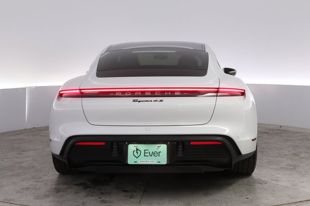 2022 Porsche Taycan — photo 12 of 22
