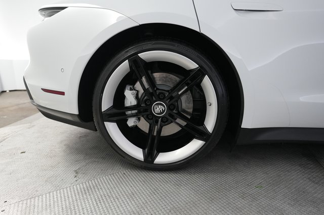 2022 Porsche Taycan — photo 17 of 22