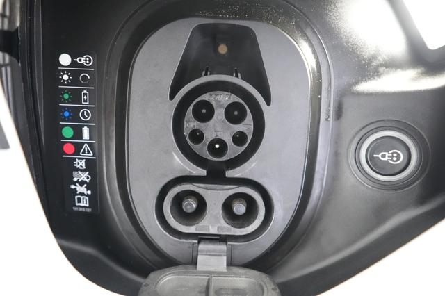 2022 Porsche Taycan — photo 8 of 22