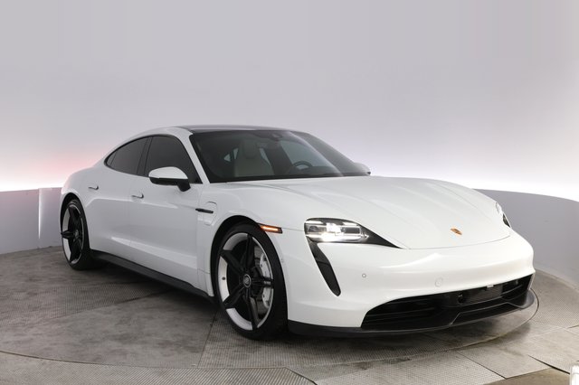 2022 Porsche Taycan — photo 10 of 22