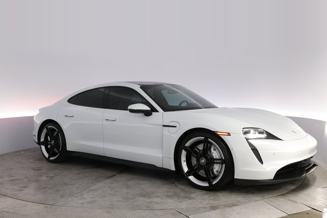 2022 Porsche Taycan — photo 11 of 22