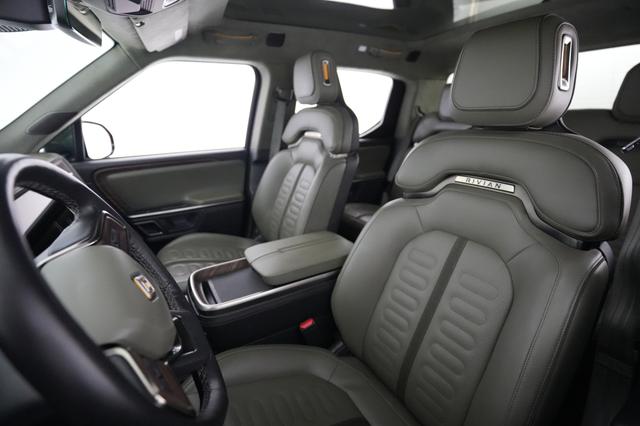 2023 Rivian R1T — photo 3 of 26