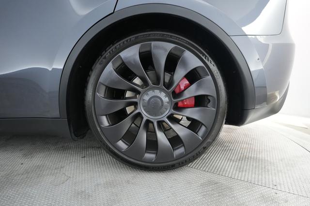 2023 Tesla Model Y — photo 7 of 21
