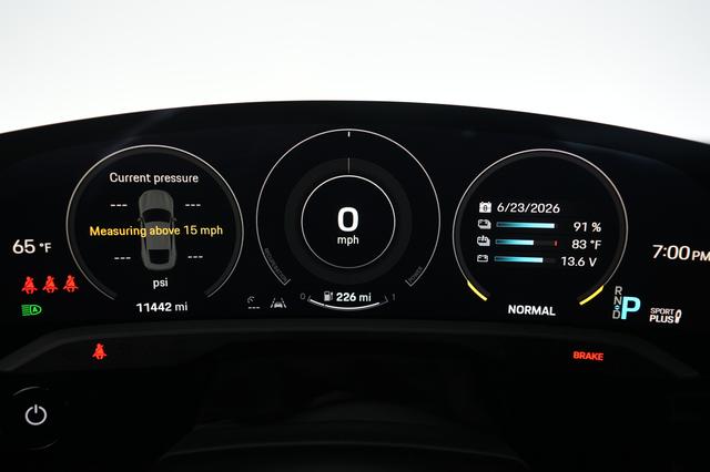 2023 Porsche Taycan — photo 5 of 22