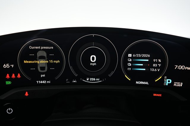 2023 Porsche Taycan — photo 5 of 22