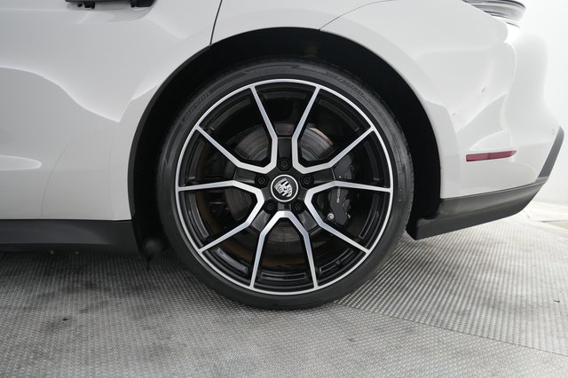 2023 Porsche Taycan — photo 7 of 22