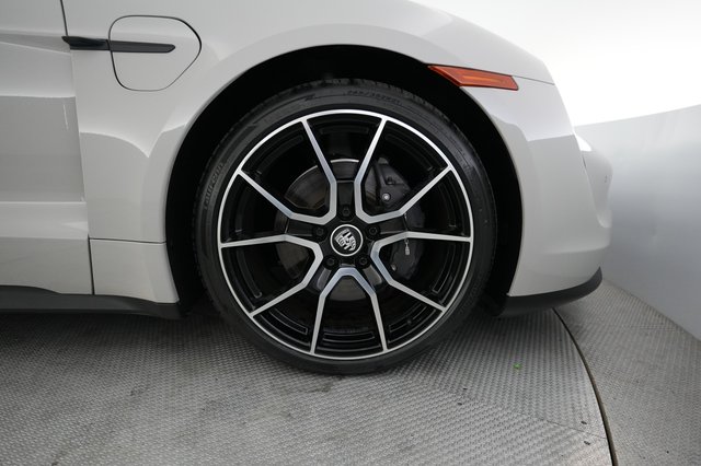2023 Porsche Taycan — photo 17 of 22