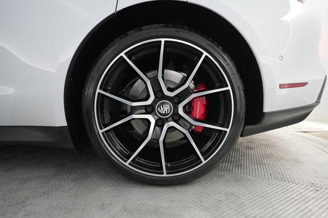 2023 Porsche Taycan — photo 7 of 22