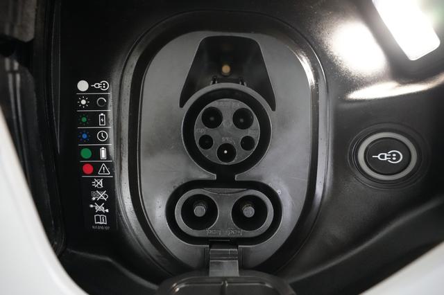 2023 Porsche Taycan — photo 8 of 22