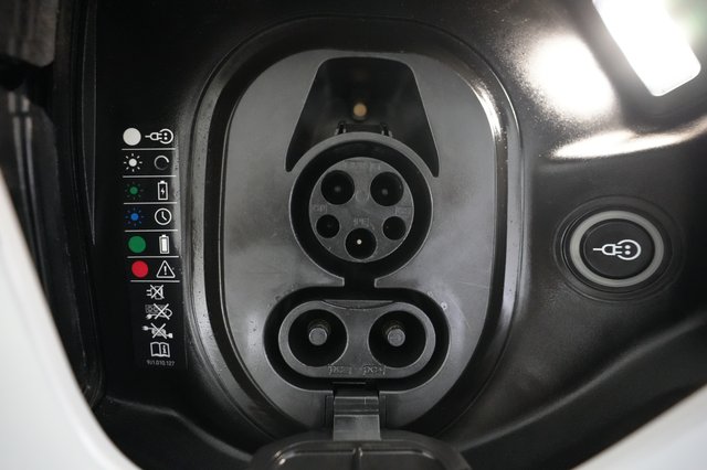 2023 Porsche Taycan — photo 8 of 22