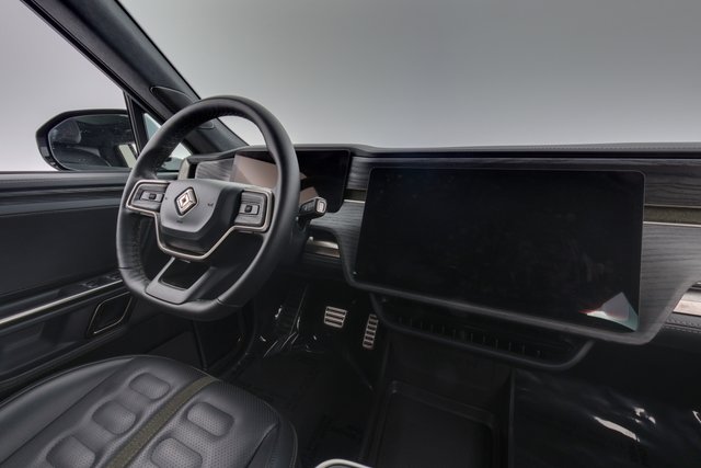 2024 Rivian R1S — photo 22 of 27