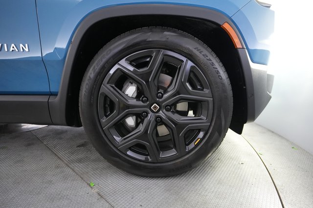 2024 Rivian R1S — photo 16 of 27