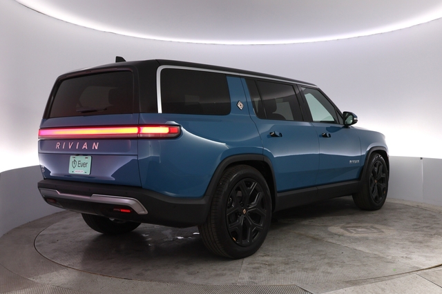 2024 Rivian R1S