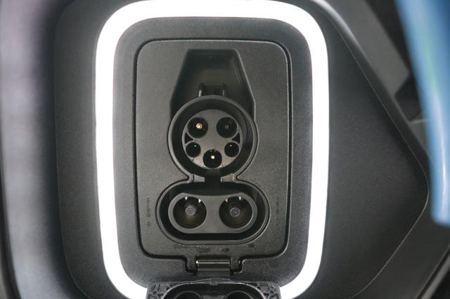 2024 Rivian R1S — photo 8 of 27