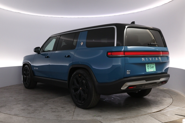 2024 Rivian R1S