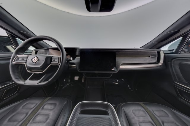 2024 Rivian R1S — photo 23 of 27