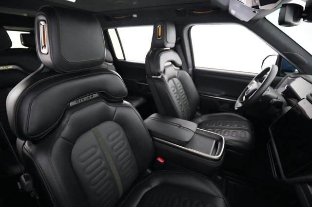 2024 Rivian R1S — photo 18 of 27