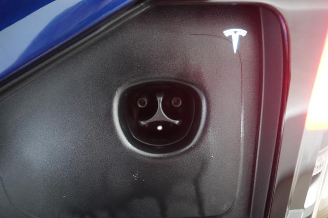 2024 Tesla Model X — photo 8 of 22