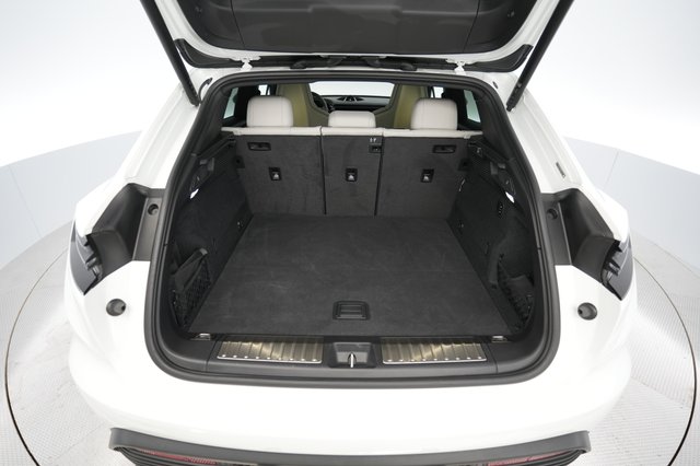 2024 Porsche Macan Electric — photo 6 of 22