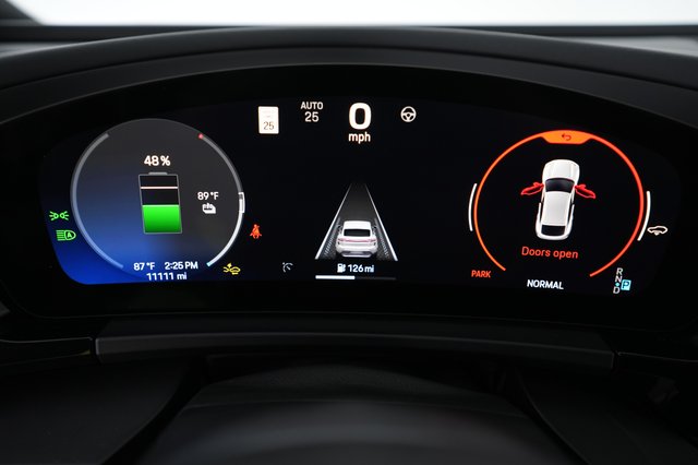 2024 Porsche Macan Electric — photo 5 of 22