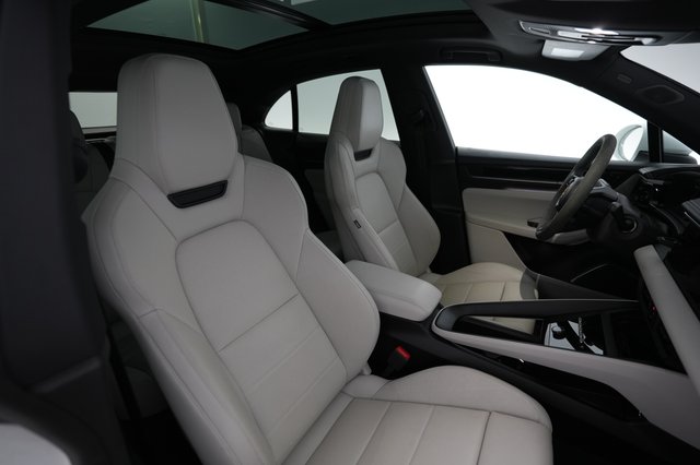 2024 Porsche Macan Electric — photo 18 of 22