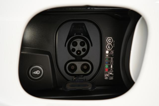 2024 Porsche Macan Electric — photo 8 of 22