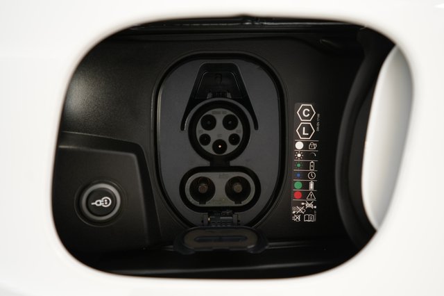 2024 Porsche Macan Electric — photo 8 of 22