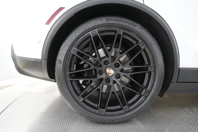 2024 Porsche Macan Electric — photo 16 of 22