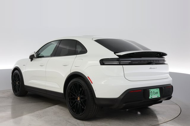 2024 Porsche Macan Electric — photo 13 of 22