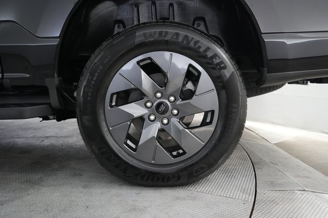 2025 Ford F-150 Lightning — photo 7 of 18