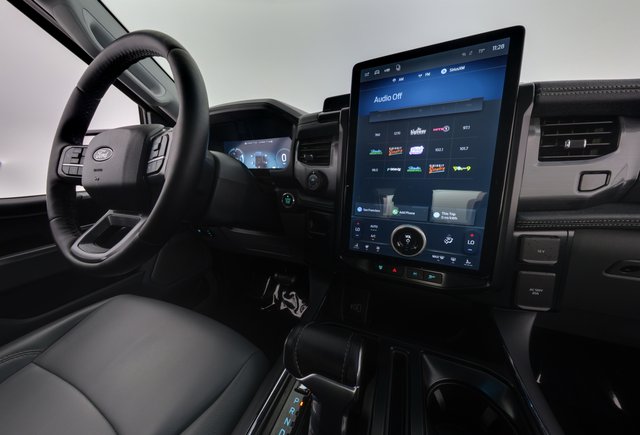 2025 Ford F-150 Lightning — photo 14 of 18