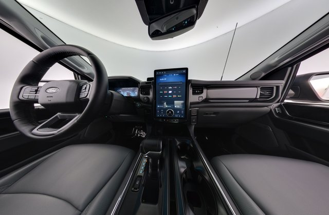 2025 Ford F-150 Lightning — photo 15 of 18