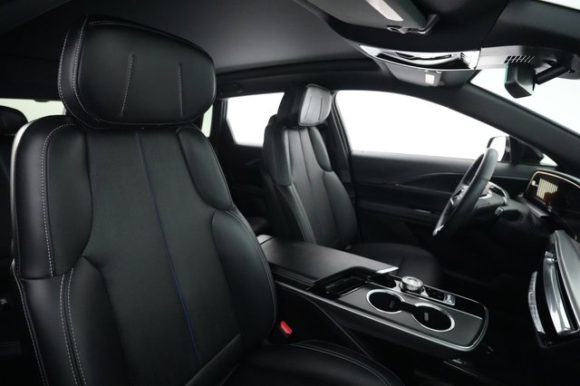 2024 Cadillac Lyriq — photo 18 of 23