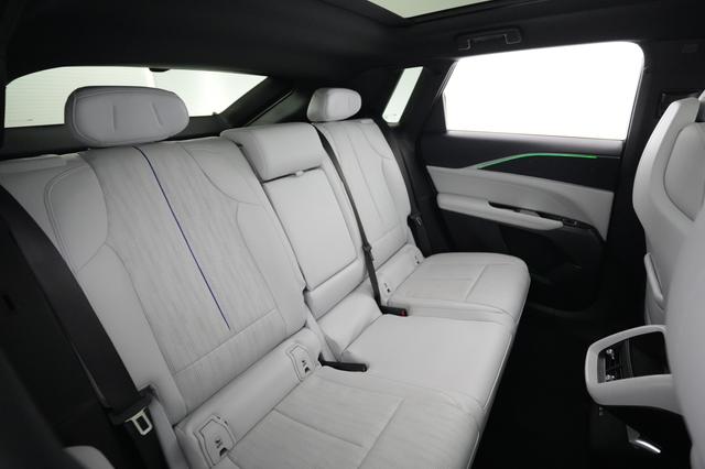 2024 Cadillac Lyriq — photo 4 of 21