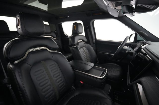2024 Rivian R1T — photo 18 of 25