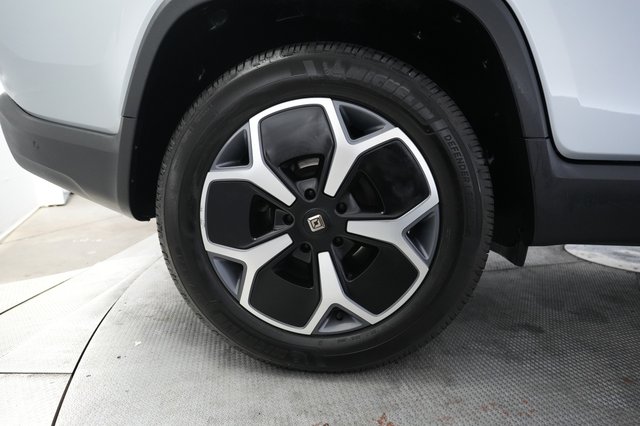 2024 Rivian R1T — photo 17 of 25