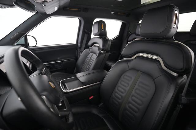2024 Rivian R1T — photo 3 of 25