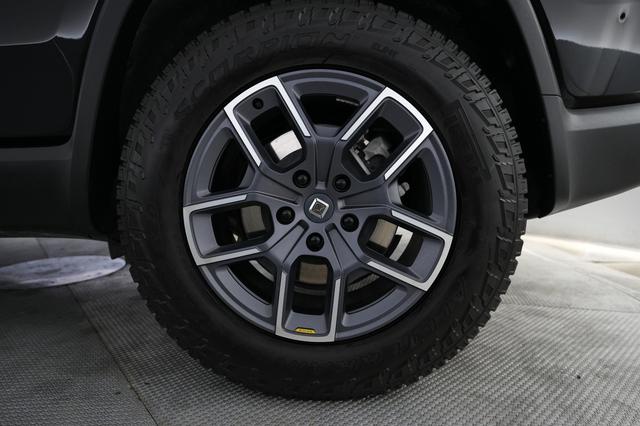 2024 Rivian R1S — photo 7 of 26