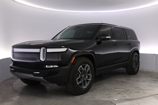 2024 Rivian R1S — VIN 7PDSGCBA7RN037115