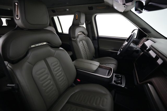 2024 Rivian R1S — photo 18 of 26