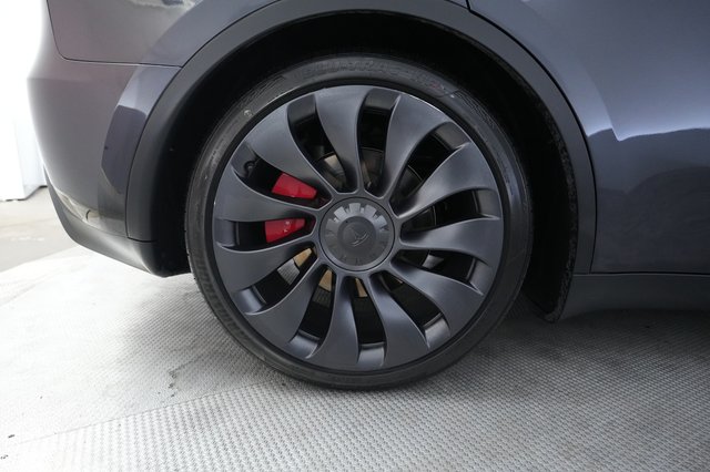 2024 Tesla Model Y — photo 17 of 34