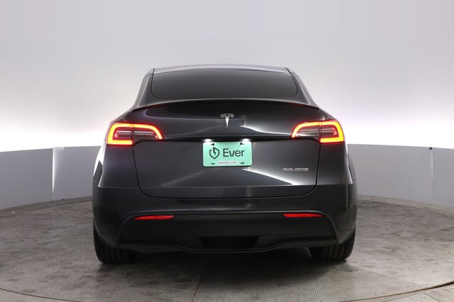 2024 Tesla Model Y — photo 12 of 34