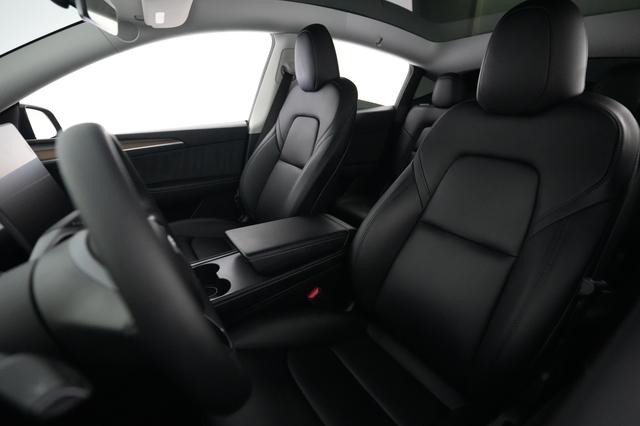 2024 Tesla Model Y — photo 3 of 34
