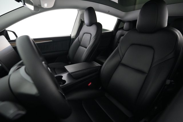 2024 Tesla Model Y — photo 3 of 34
