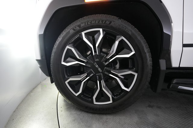 2025 GMC Sierra EV — photo 9 of 15