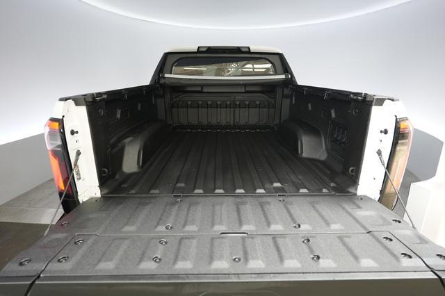 2025 GMC Sierra EV — photo 6 of 15