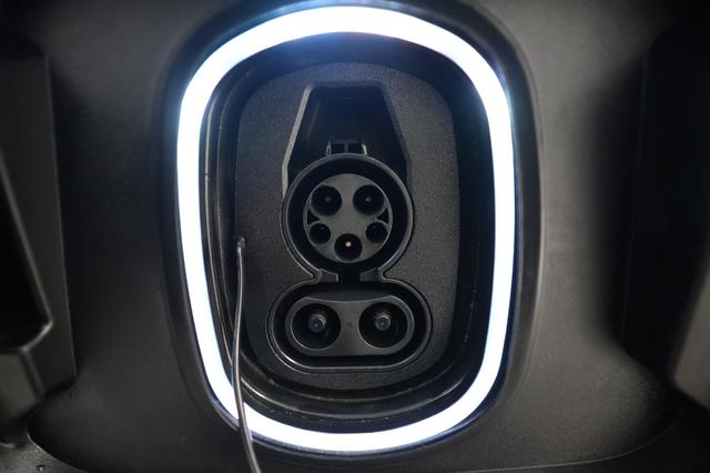 2025 GMC Sierra EV — photo 8 of 15